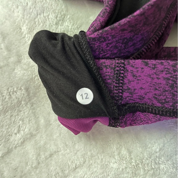 Lululemon flow y bra IV.                                        READ DESCRIPTION - Picture 4 of 5